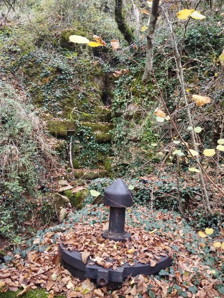 Captage de la source proche de la Grotte du Cul de Gevrey
L'entrée s'ouvre sur une diaclase, au-dessus du niveau du captage. La cavité pourrait même être une exsurgence temporaire.
Fichier manquant